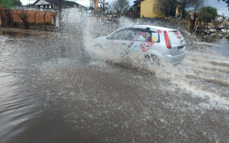 Motoristas que circularam pela Rua Cairu, no bairro Rio Branco, na manhã desta quarta-feira (19), tiveram dificuldade 