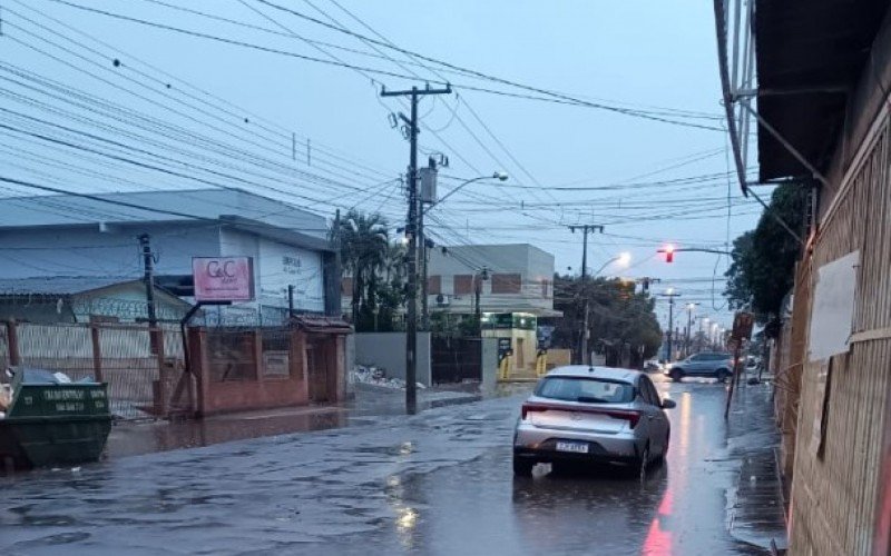 Rua Boa Saúde, no bairro Rio Branco, tem água acumulada desde as primeiras horas da manhã desta quarta-feira (19)