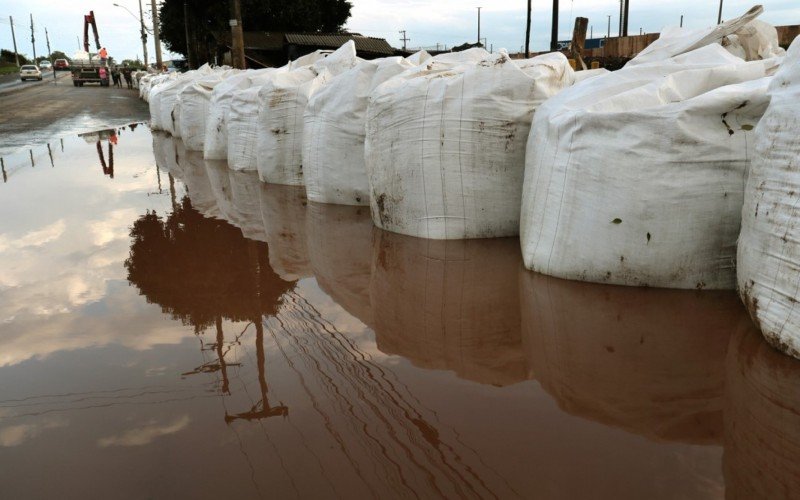 Contenção foi reforçada com sacos, nesta quarta-feira (19), no bairro Rio Branco, em Canoas