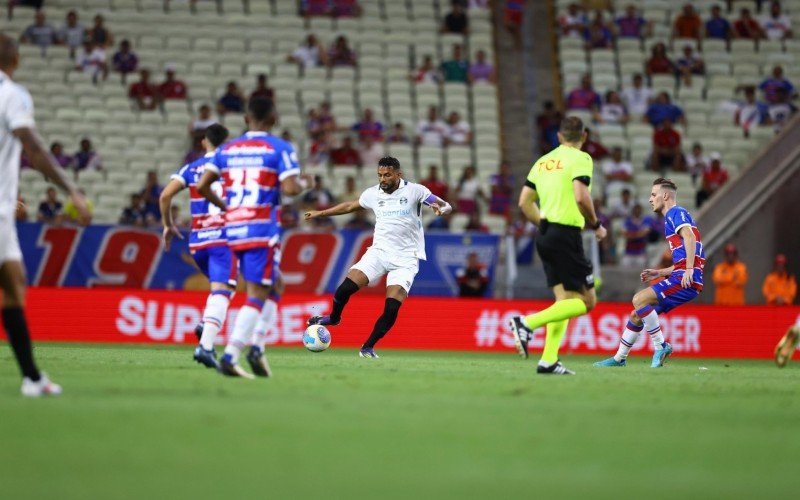 Reinaldo e os companheiros de time não conseguiram furar a defesa do Fortaleza | abc+