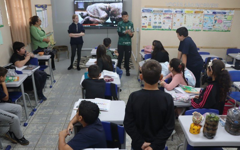 Acompanhados da professora Débora Schilling, os alunos do 9º ano, Sarah e Anderson, 14 anos, foram multiplicadores de ensinamentos aos colegas menores, do 5º ano