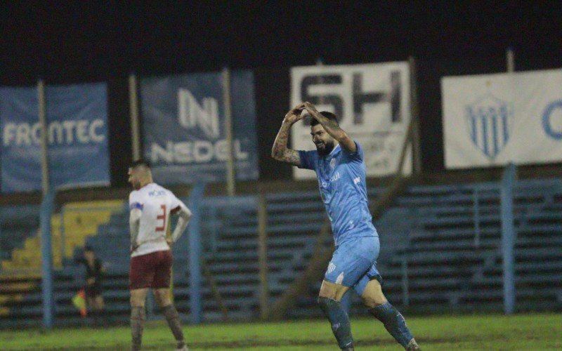 Leandro Córdova comemora o segundo gol do Noia sobre o Concórdia