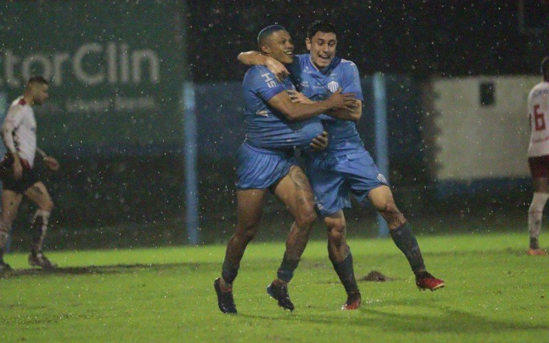 Tanque comemora o gol sobre o Concórdia