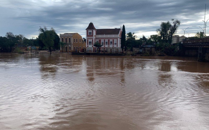 Rio dos Sinos atinge cota de alarme em São Leopoldo