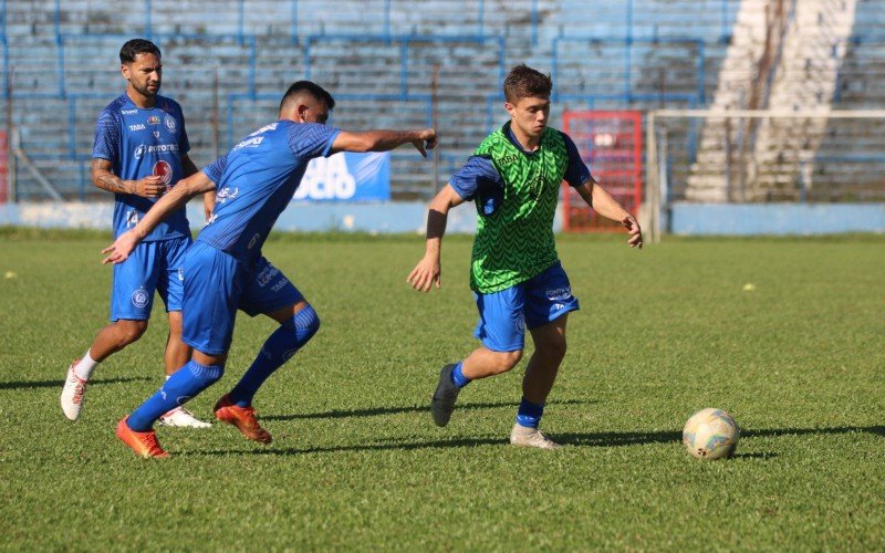 Vidmar (de verde) já jogou pelo Monsoon | abc+