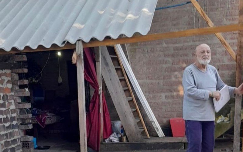 Arturzinho precisa de ajuda para reconstruir sua casa 