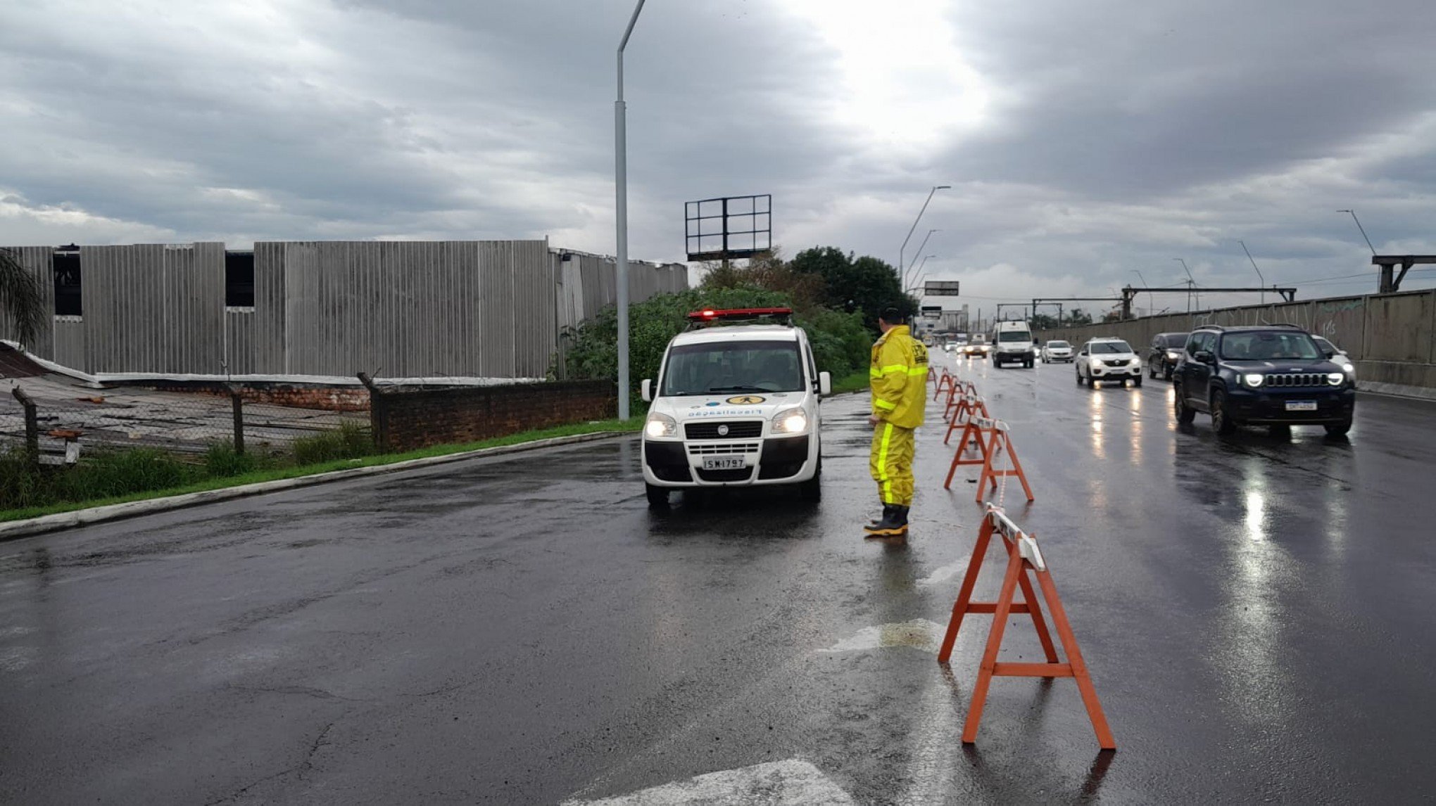 Acúmulo de água causa bloqueios e lentidão em ruas e avenidas de Porto Alegre; confira