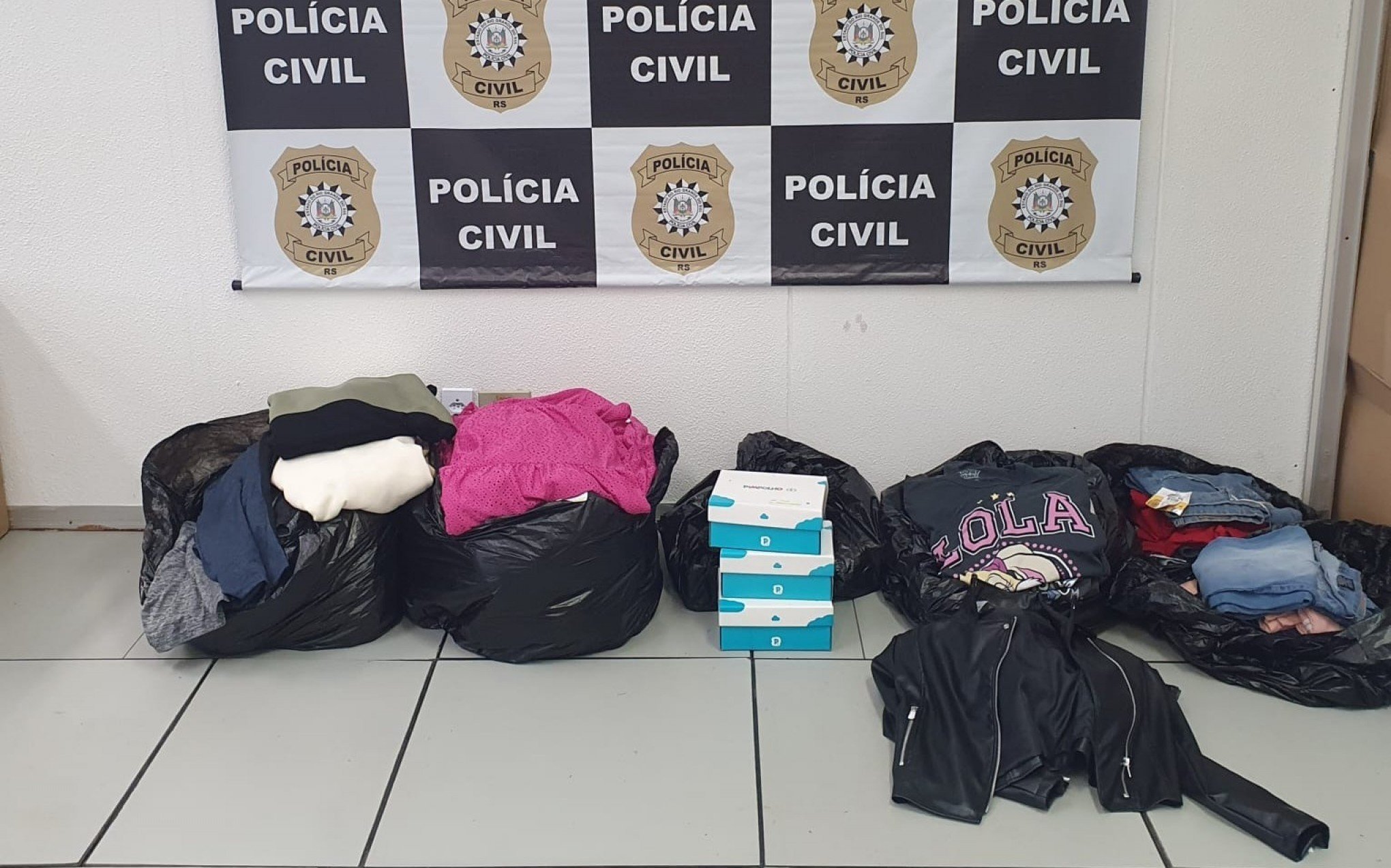 Homem é preso com cerca de R$ 10 mil em roupas de lojas de departamento que teriam sido furtadas para comercialização