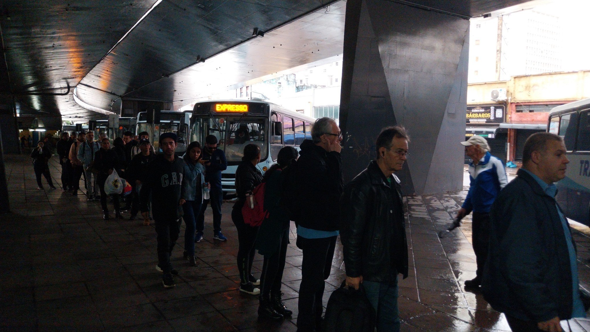 As dificuldades de quem usa a operação emergencial da Trensurb e trabalha em Porto Alegre