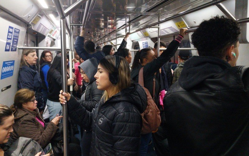 Viagem de Trensurb até a Estação Mathias Velho | abc+