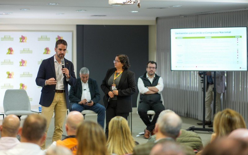 Leite detalhou o programa para prefeitos e lideranças políticas nesta quinta-feira (20) | abc+