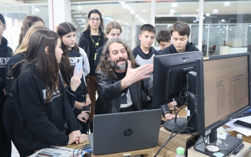 Visita dos alunos da IENH ao Grupo Sinos