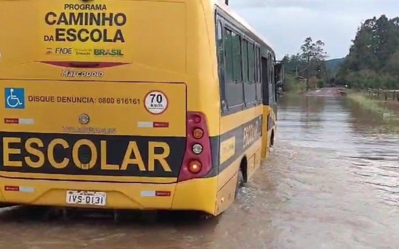 Água já atingia metade das rodas de ônibus escolar nesta quarta-feira | abc+