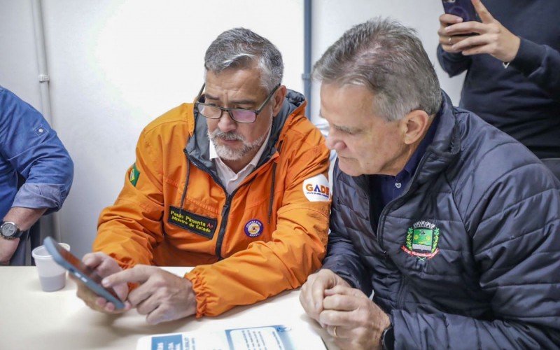 Acompanhado do prefeito Campani, o ministro visitou um abrigo público e bairros atingidos pelas inundações | abc+