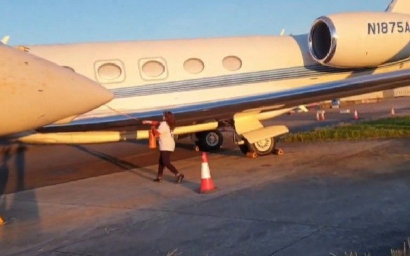 Movimento Just Stop Oil invade aeroporto e depreda jato de Taylor Swift | abc+