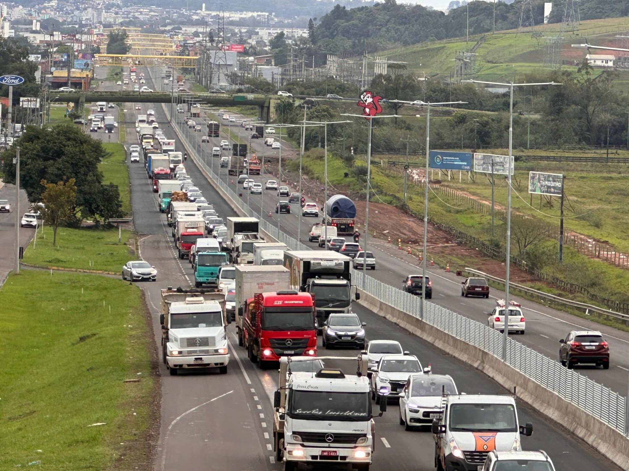 BR-116: Motoristas enfrentam trânsito lento em trecho da rodovia