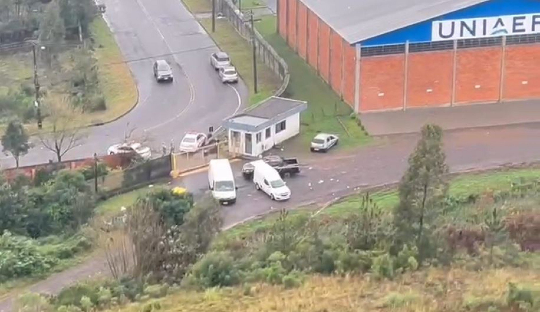 VÍDEO: Imagens aéreas mostram cerco contra assaltantes a carro-forte que atacou aeroporto de Caxias do Sul