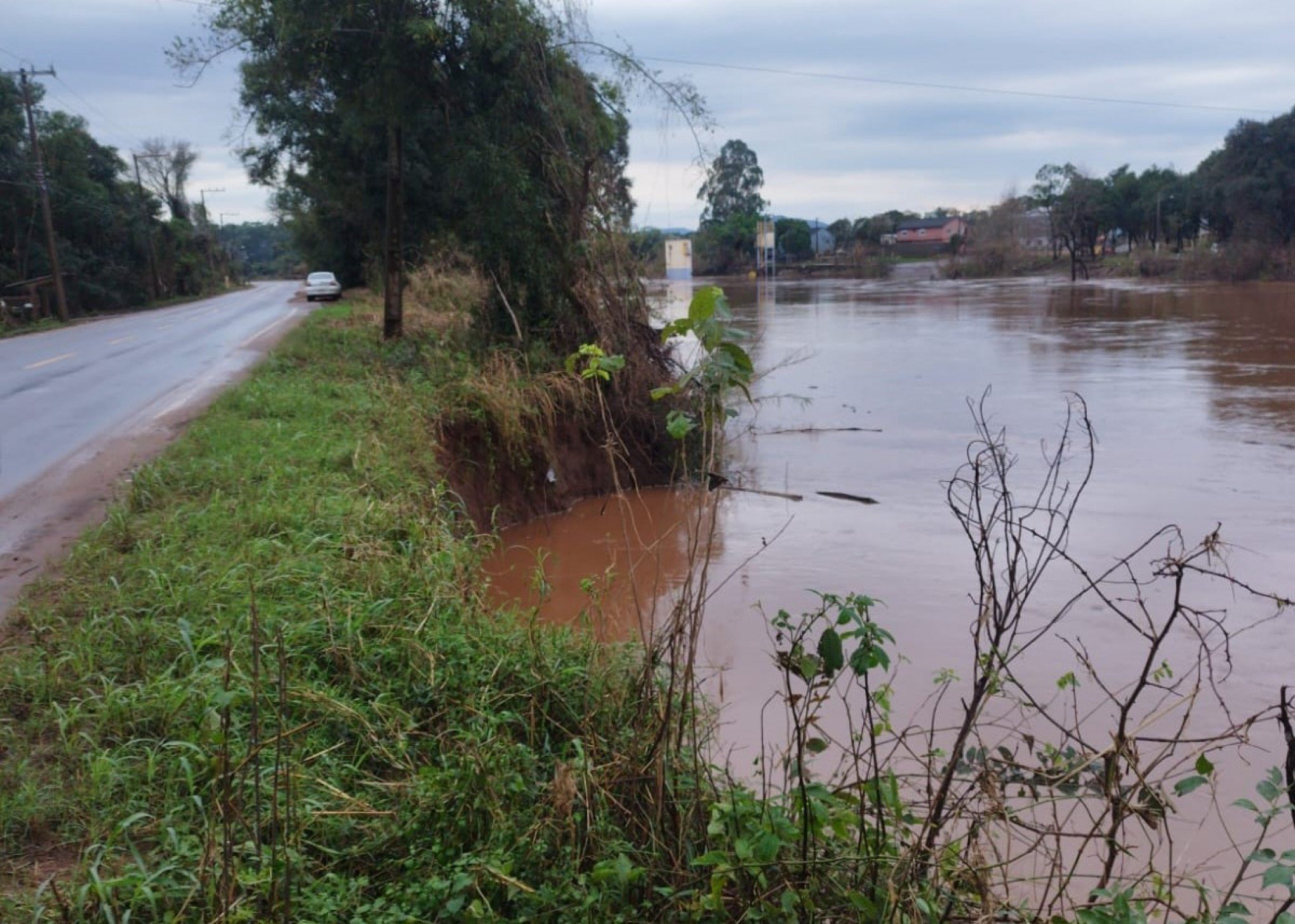 Erosão em barranca de rio ameaça rodovia que interliga municípios do Vale do Caí
