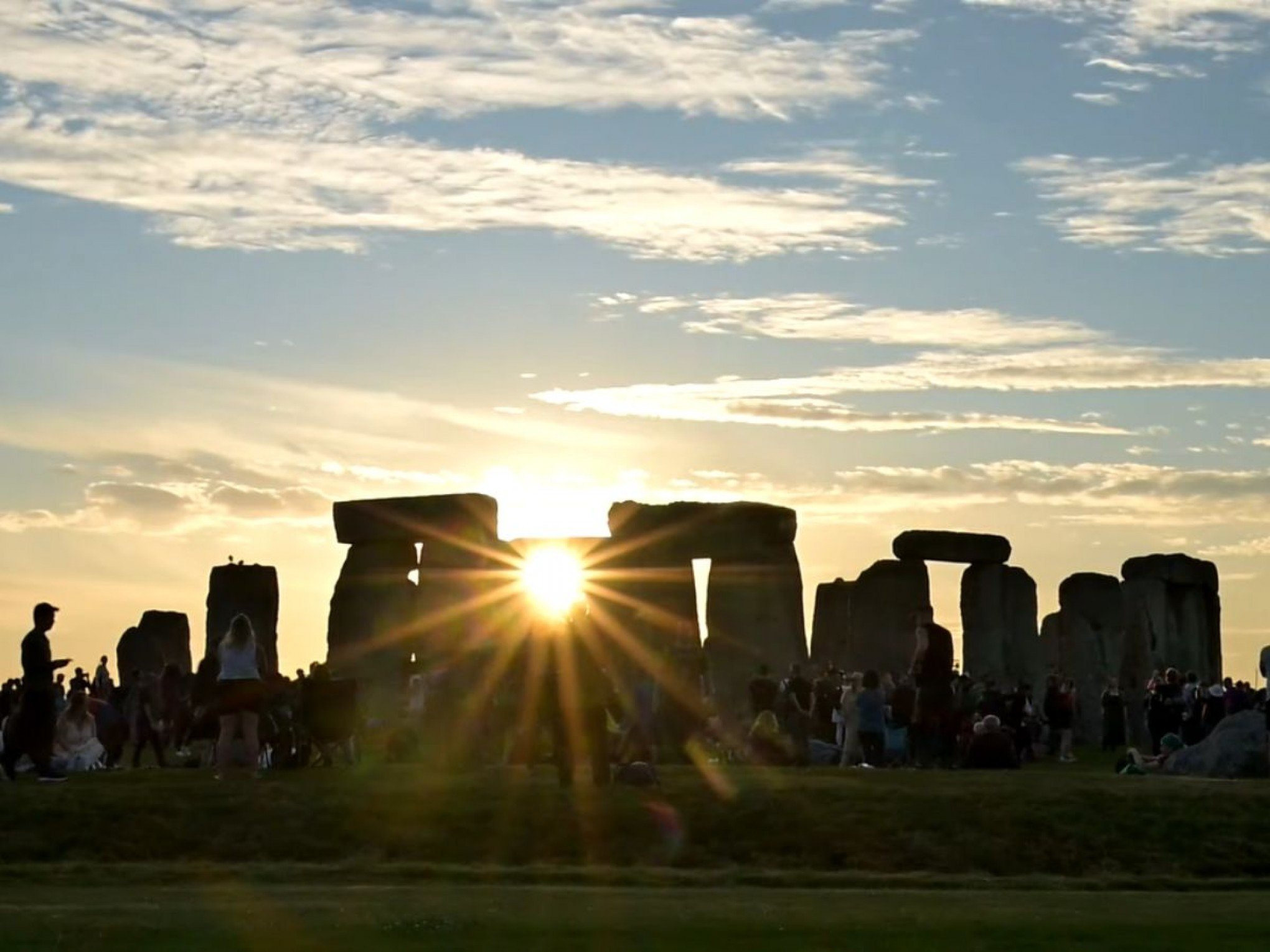 Durante solstício, Sol dança com pedras de Stonehenge; assista ao fenômeno ao vivo