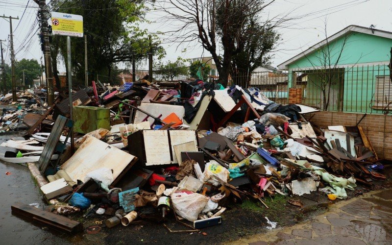 Entulhos da enchente ainda se acumulam nas ruas