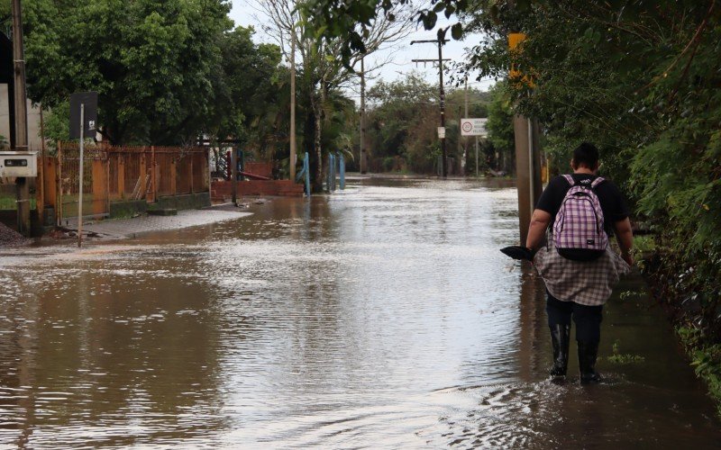 Moradores precisam passar por dentro d'água