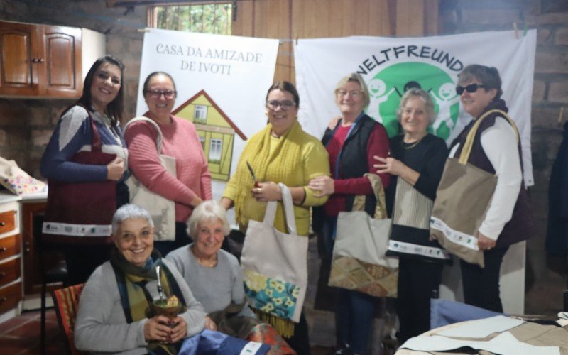 Mulheres de Ivoti vendem mais de 400 ecobags e compram biodigestor para escola local 
