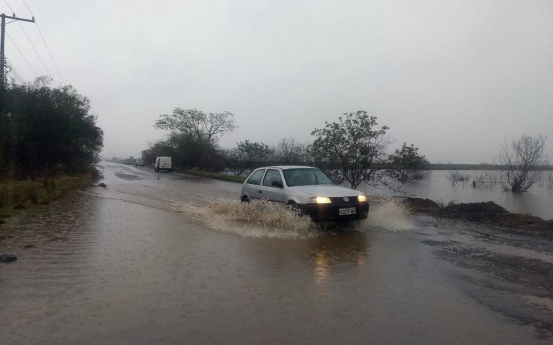 Água invadiu a pista em alguns pontos da Rua Berto Círio nesta sexta-feira (21)