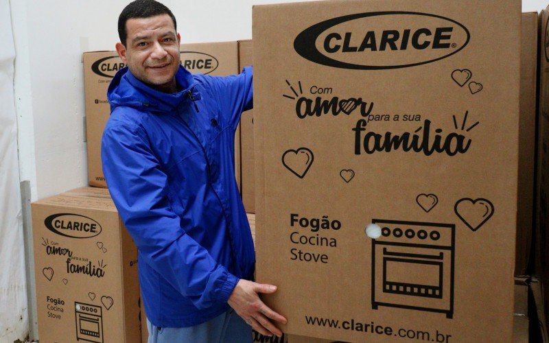 Gustavo Pereira retirou o fogão doado nesta sexta-feira