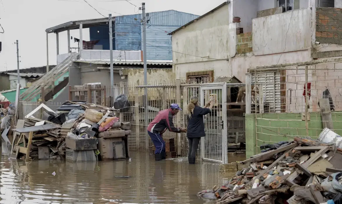 "Já chorei várias vezes": O retorno da água em uma das cidades mais atingidas pela catástrofe de maio