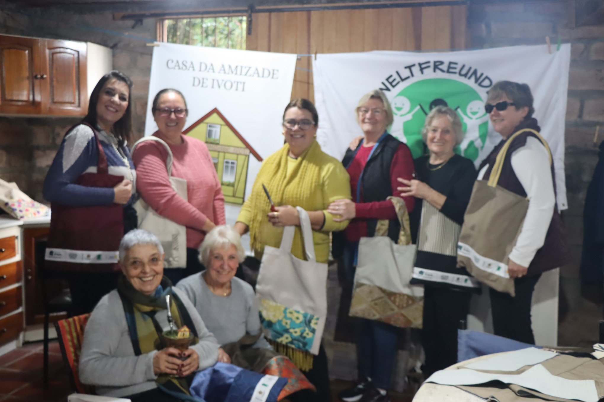 Mulheres de Ivoti vendem mais de 400 ecobags e compram biodigestor para escola local