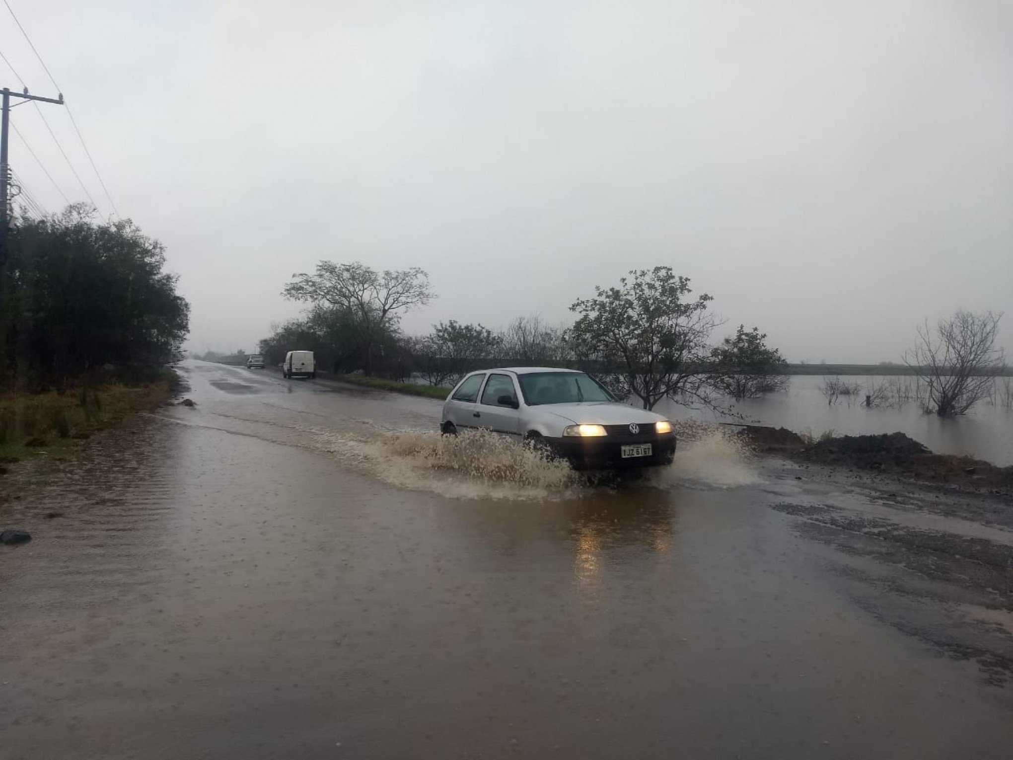 Excesso de chuva causa alagamentos em pontos isolados de Canoas