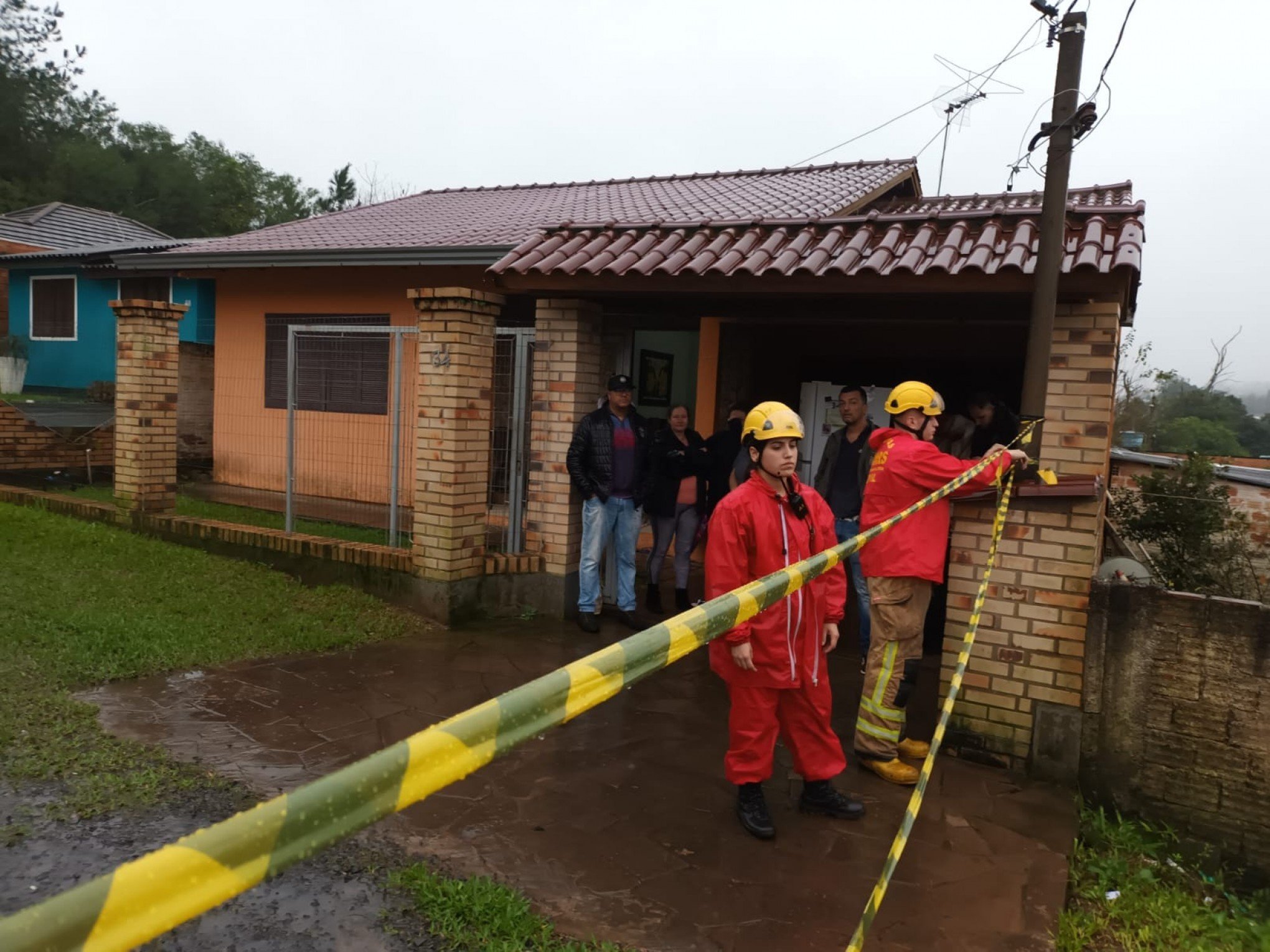 Casas são interditadas pela Defesa Civil de Nova Santa Rita após deslizamento de terra
