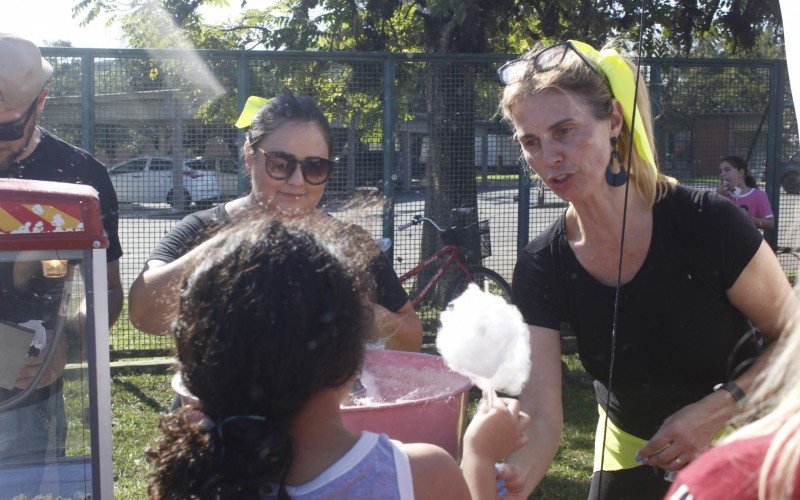 A voluntária Monica Peccin distribuiu algodão doce e pipoca para as famílias durante a ação