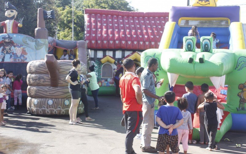 Brinquedos infláveis foram montados para divertir as crianças