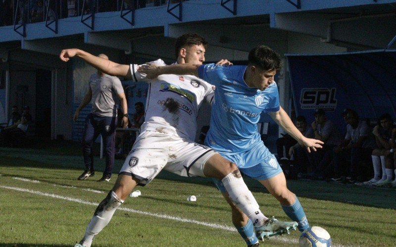 João Scarduelli tenta passar pela marcação do Cianorte