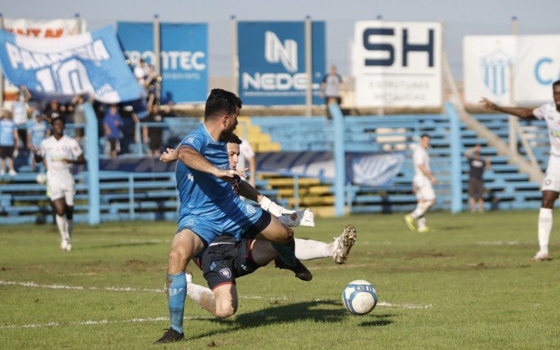 Atacante Édipo disputa a bola com o goleiro