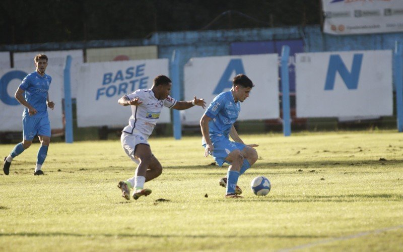 João tenta passar pela marcação adversária