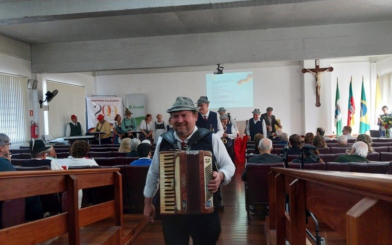 Simpósio Solidário, na Paróquia São  Miguel, contou com banda típica