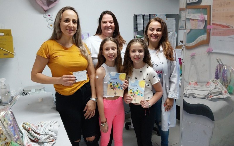 Técnicas de enfermagem Girlei Cristina Schmidt Bervian e Michele Bettanzo com as irmãs  Lavínia e Isadora e a mãe das duas Edinéia