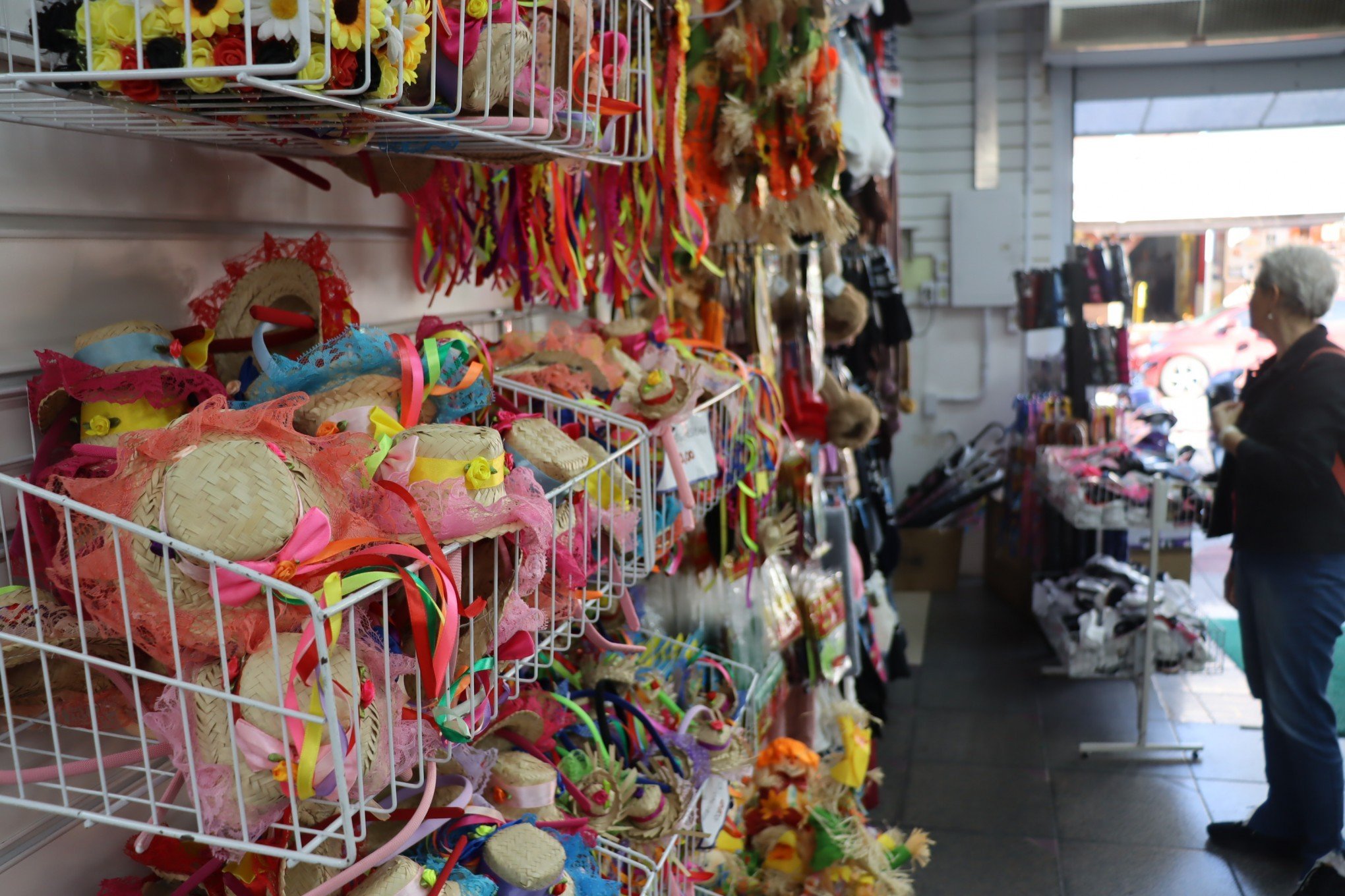 Festas juninas motivam a oferta de acessórios e produtos de decoração no comércio