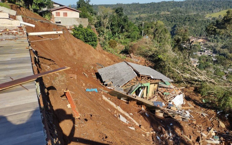 Novo deslizamento levou casa morro abaixo