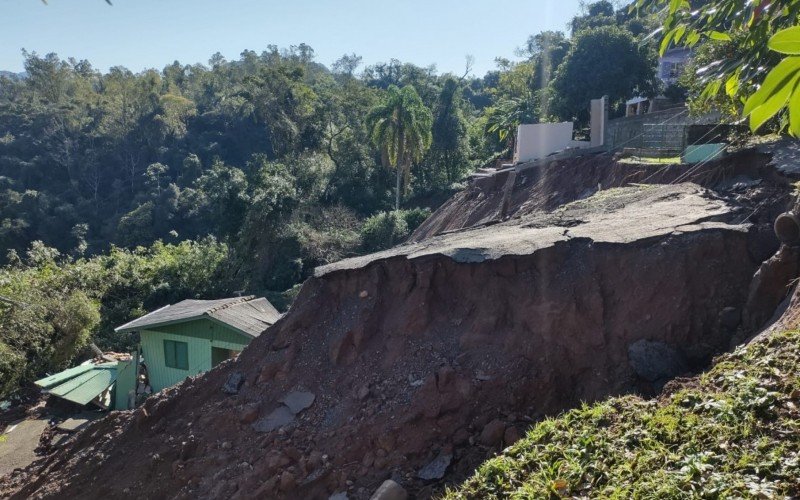 Novo deslizamento levou casa morro abaixo