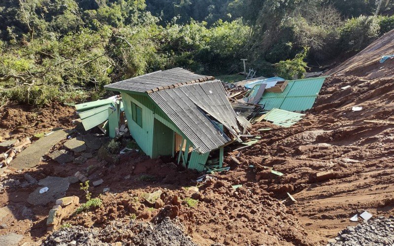 Novo deslizamento levou casa morro abaixo | abc+