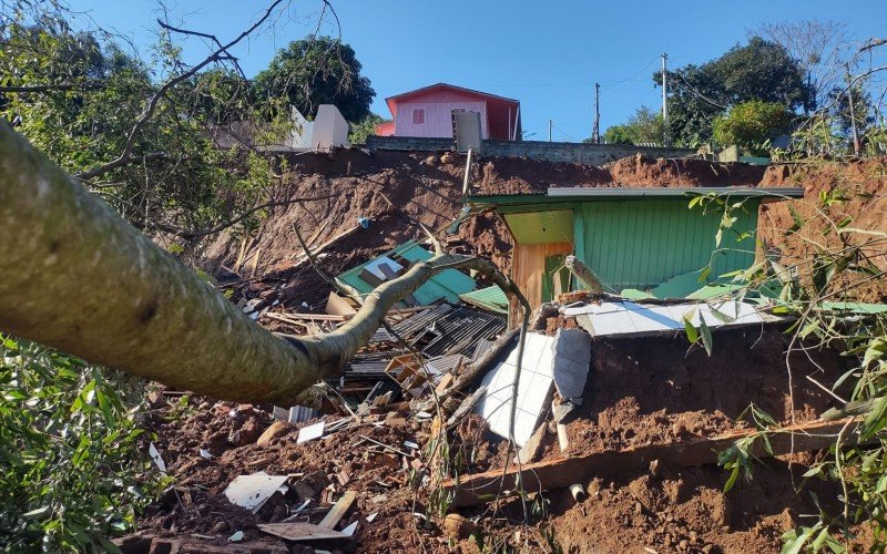 Novo deslizamento levou casa morro abaixo