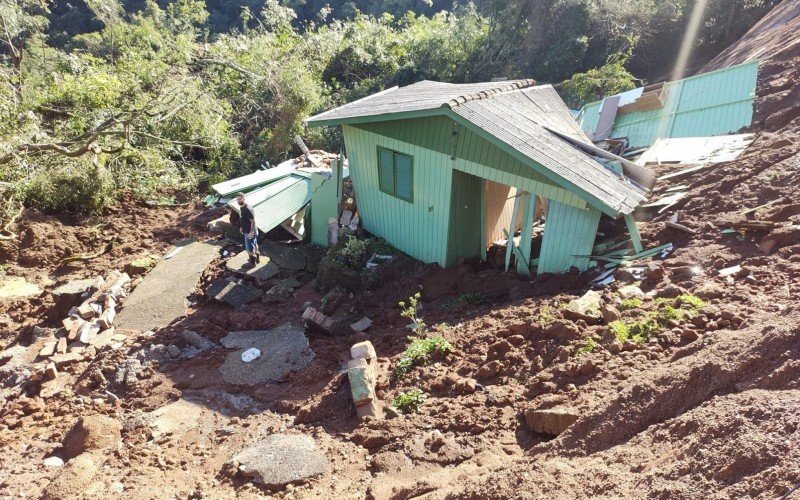 Novo deslizamento levou casa morro abaixo