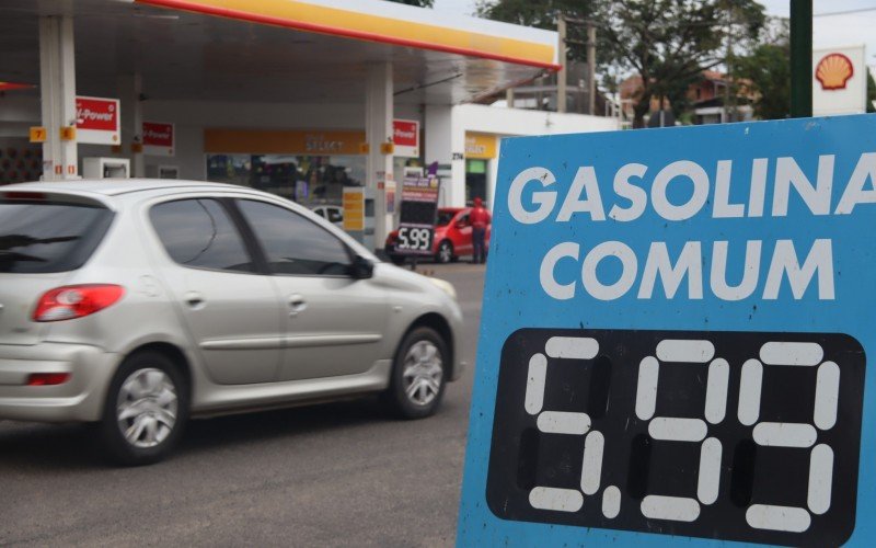 Em Novo Hamburgo, a maioria dos postos de combustível vendem o litro da gasolina comum a R$ 5,99 desde sexta-feira 