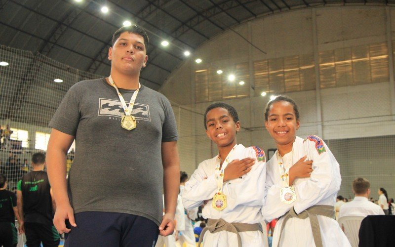 João Gaspar, 15 anos, ao lado dos irmãos Douglas e Heloísa Silva dos Santos, 10 anos, sagraram-se campeões em suas categorias | abc+