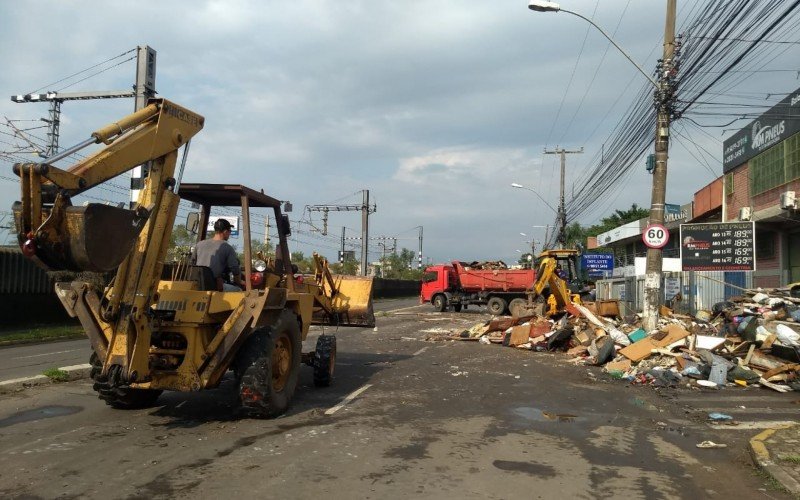 Avenida Guilherme Schell acabou bloqueada, na manhã deste domingo (23), para recolhimento de entulhos