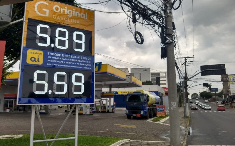 Preço de R$ 5,89 o litro da gasolina comum pode ser visto na maioria dos postos na tarde deste domingo (23)