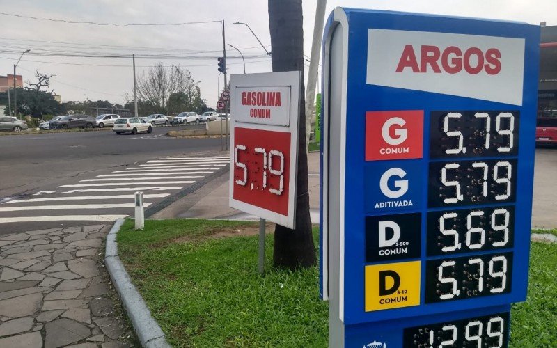 No posto Argos, ao lado do viaduto da Metrovel, o litro da gasolina comum pode ser visto a preço promocional R$ 5,79